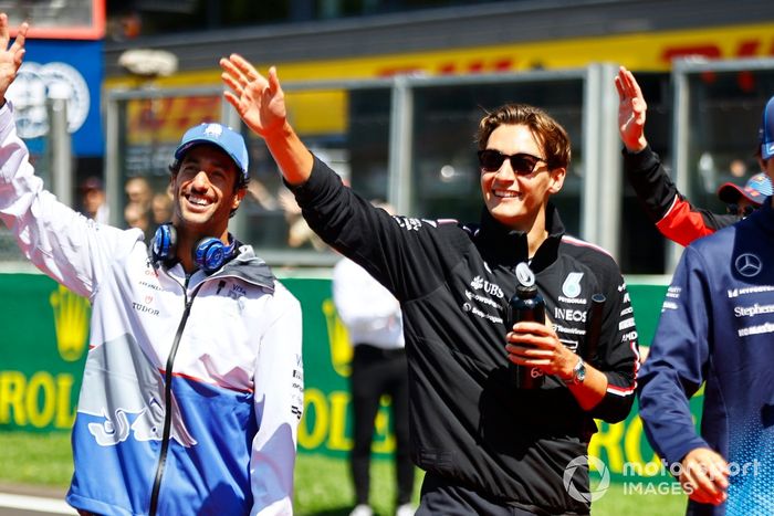 Daniel Ricciardo, Visa Cash App RB F1 Team, George Russell, Mercedes-AMG F1 Team, Alex Albon, Williams Racing, en el desfile de pilotos. 