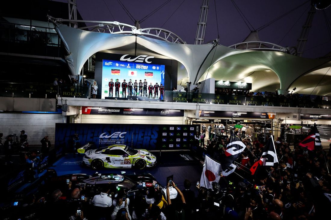 Podium: Zwycięzca wyścigu #8 Toyota Gazoo Racing Toyota GR010 - Hybrid: Sebastien Buemi, Brendon Hartley, Ryo Hirakawa