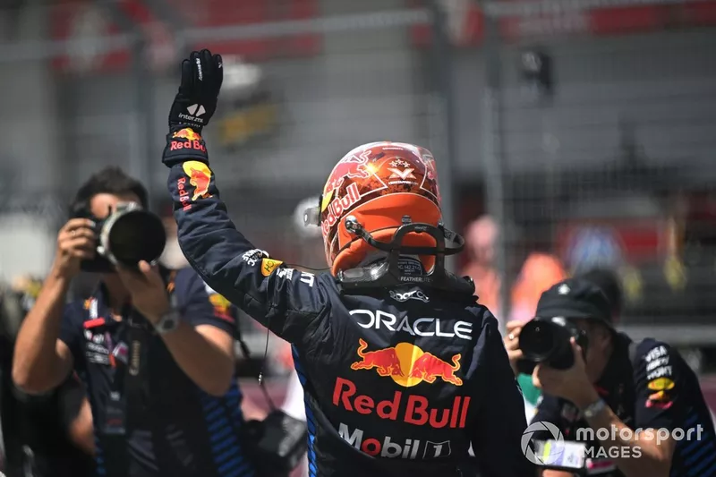 Max Verstappen, Red Bull Racing, 1ère position, salue le Parc Ferme après le Sprint