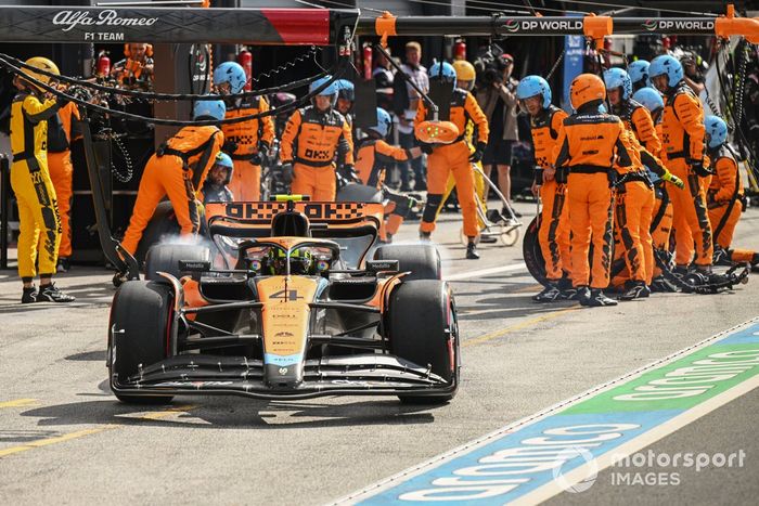 Lando Norris, McLaren MCL60, sale de su box