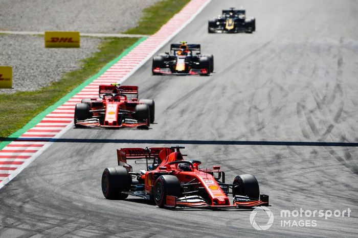Sebastian Vettel, Ferrari SF90, lidera Charles Leclerc, Ferrari SF90, y Pierre Gasly, Red Bull Racing RB15