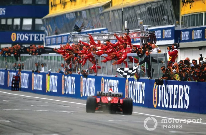 Mayor número de Hat Trick de todos los tiempos (Pole Position, Vuelta Rápida y Victoria): 22

