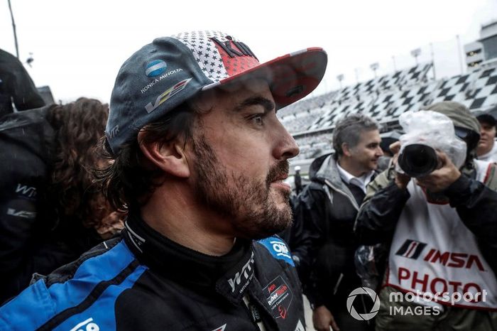 Fernando Alonso es felicitado tras su victoria en Daytona