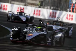Oliver Rowland, Nissan e.Dams, Nissan IMO1 devant Lucas Di Grassi, Audi Sport ABT Schaeffler, Audi e-tron FE05 