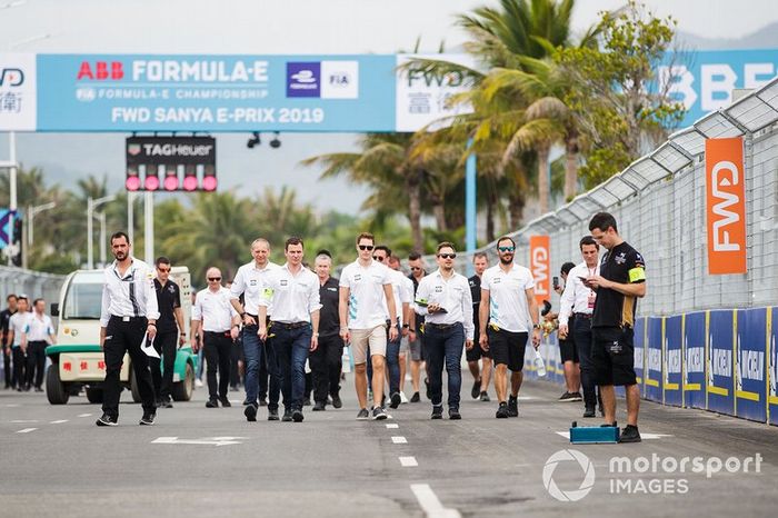 Stoffel Vandoorne, HWA Racelab, Gary Paffett, HWA Racelab, walk the track with team members