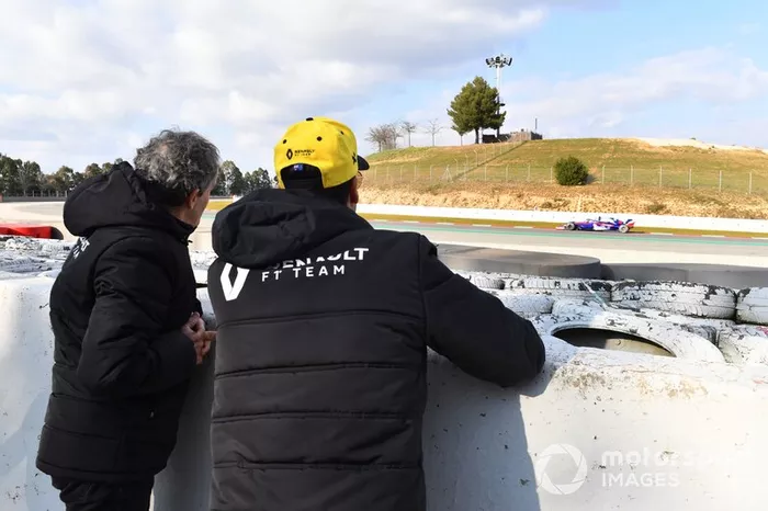 Daniel Ricciardo, Renault F1 Team and Alain Prost, Renault F1 Team Special Advisor ven las acciones mientras pasa Alex Albon, Scuderia Toro Rosso STR14 