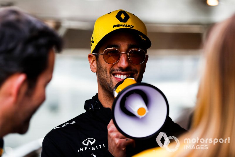 Daniel Ricciardo, Renault on the way to the Federation Square event