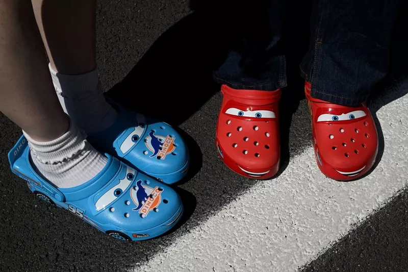 Coches y Crocs en el paddock