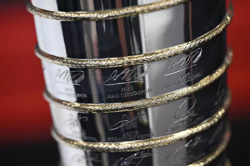 ABU DHABI, EMIRATS ARABES UNIS - 04 DECEMBRE : Une vue détaillée du trophée du champion du monde des pilotes pendant les avant-premières du Grand Prix de F1 d'Abu Dhabi au circuit Yas Marina le 04 décembre 2025 à Abu Dhabi, Emirats Arabes Unis. (Photo par