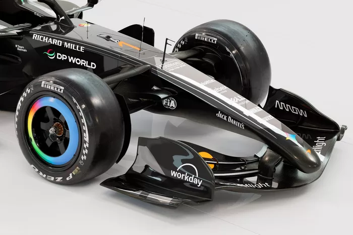 طلاء سيارة McLaren MCL40 في اختبار برشلونة 