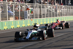 Lewis Hamilton, Mercedes AMG F1 W08, Sebastian Vettel, Ferrari SF70H