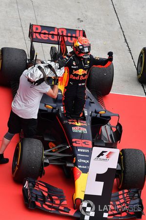 Ganador de la carrera Max Verstappen, Red Bull Racing RB13 celebra