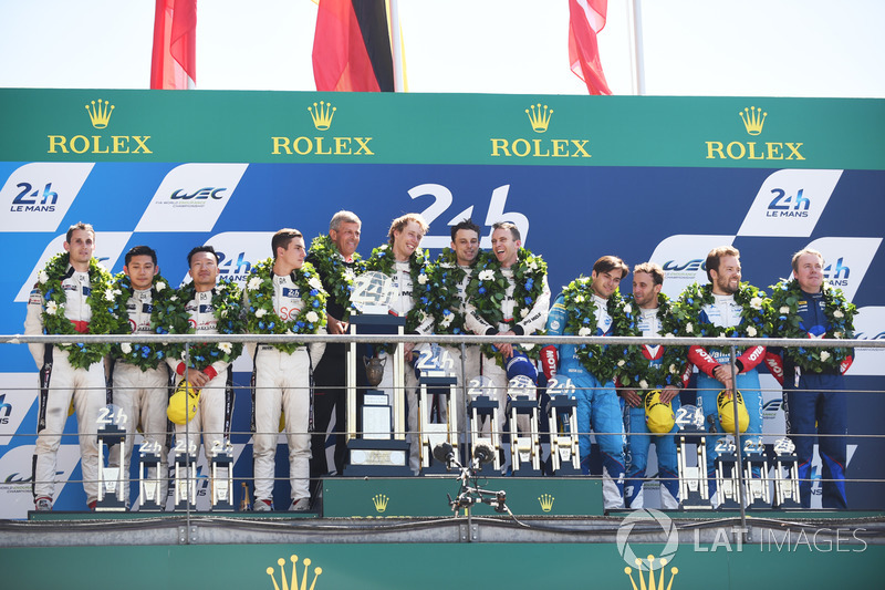 Podio assoluto: i vincitori Timo Bernhard, Earl Bamber, Brendon Hartley, Porsche Team, al secondo posto Ho-Pin Tung, Oliver Jarvis, Thomas Laurent, DC Racing, al terzo posto Mathias Beche, David Heinemeier Hansson, Nelson Piquet Jr., Vaillante Rebellion Ra