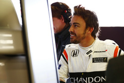 Fernando Alonso, McLaren, examinando datos en el box