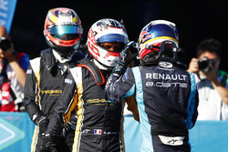 Sébastien Buemi, Renault e.Dams, discute della gara con Stéphane Sarrazin, Techeetah, nel parco chiu