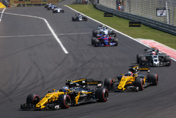 Jolyon Palmer, Renault Sport F1 Team RS17 y Nico Hulkenberg, Renault Sport F1 Team RS17