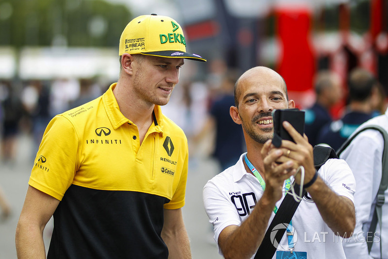 Nico Hulkenberg, Renault Sport F1 Team fans selfie