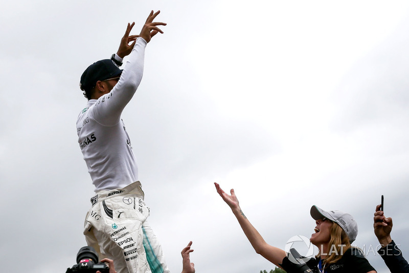 Race winner Lewis Hamilton, Mercedes AMG F1 celebrates with the fans