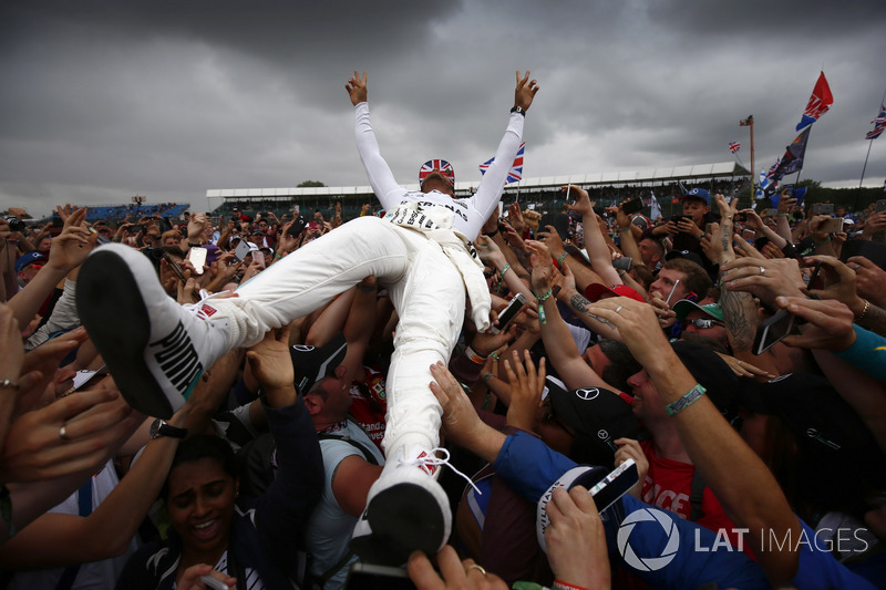 Ganador de la carrera Lewis Hamilton, Mercedes AMG F1, celebra la victoria con los aficionados