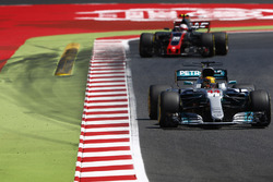 Lewis Hamilton, Mercedes AMG F1 W08; Kevin Magnussen, Haas F1 Team VF-17