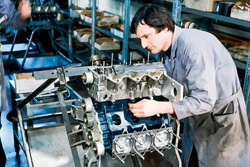 Formel-1-Motor im Bau