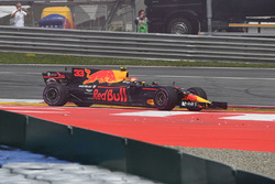 После столкновения: Макс Ферстаппен, Red Bull Racing RB13
