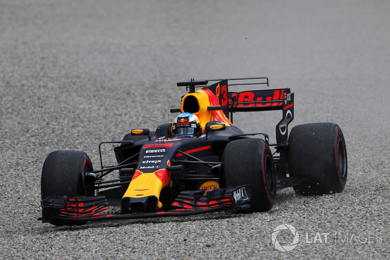 Daniel Ricciardo, Red Bull Racing RB13 çakıl havuzu boyunca ilerliyor