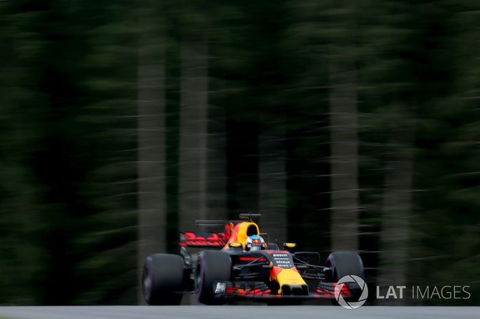 Daniel Ricciardo venceu o duelo interno na Red Bull e parte em quarto na corrida caseira do time.