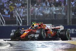 Max Verstappen, Red Bull Racing RB13, Kimi Raikkonen, Ferrari SF70H, chocan al inicio de la carrera