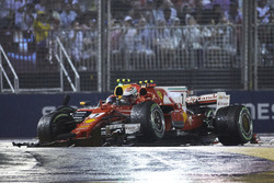 Max Verstappen, Red Bull Racing RB13, Kimi Raikkonen, Ferrari SF70H, chocan al inicio de la carrera