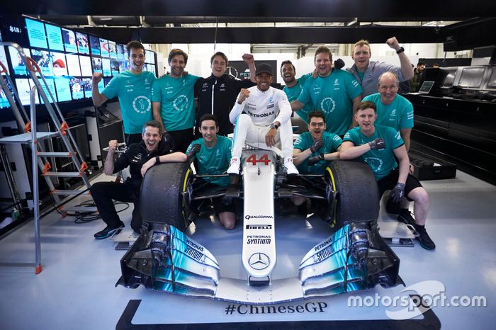 Lewis Hamilton, Mercedes AMG, fête sa victoire avec son équipe