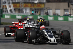 Kevin Magnussen, Haas F1 Team VF-17, Sebastian Vettel, Ferrari SF70H