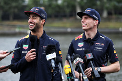 Daniel Ricciardo, Red Bull Racing et Max Verstappen, Red Bull Racing avec les médias lors d'une course de canots sur la rivière Yarra