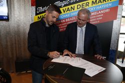 Arjan Bos, Presidente de la Fundación Circuit van Drenthe firman el contrato