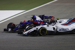 Carlos Sainz Jr., Scuderia Toro Rosso STR12, battles with Lance Stroll, Williams FW40