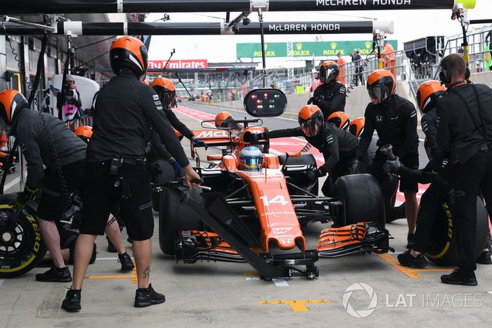 Fernando Alonso, McLaren MCL32, pitlane
