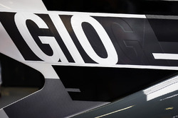 La abreviatura GIO añadida a la tapa del motor en el coche de Antonio Giovinazzi, equipo de F1 de Ha