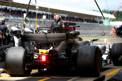 Lewis Hamilton, Mercedes-Benz F1 W08 pitstop