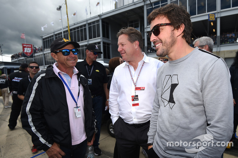 Roberto Moreno, Zak Brown, McLaren CEO, Fernando Alonso on the grid