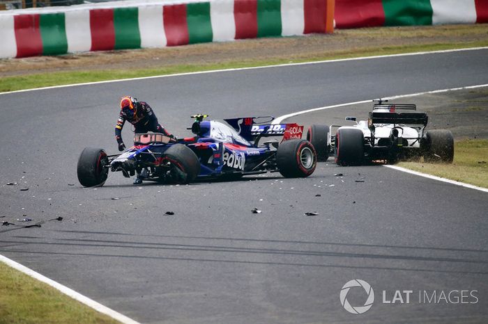 Carlos Sainz, Scuderia Toro Rosso, sufre un accidente con el STR12