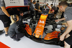 L'équipe McLaren travaille sur la voiture de Fernando Alonso, McLaren MCL32