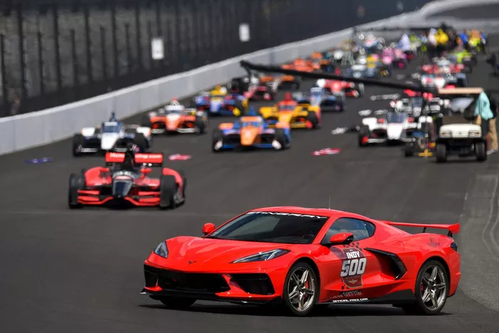 El pace car espera delante de la parrilla antes de la salida 