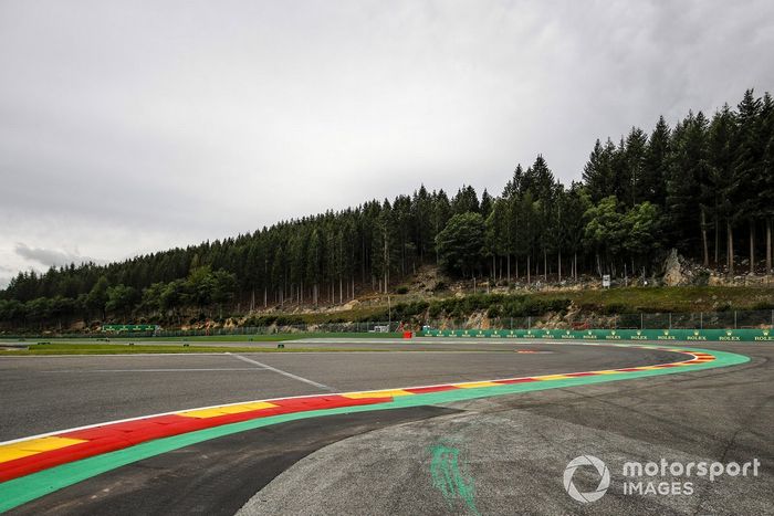 Detalle del piano y bordillo de Spa