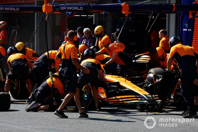 Lando Norris, McLaren MCL38, makes a pit stop during practice