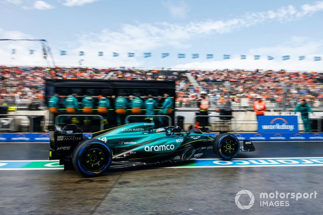 Fernando Alonso, Aston Martin AMR24, sale del garaje