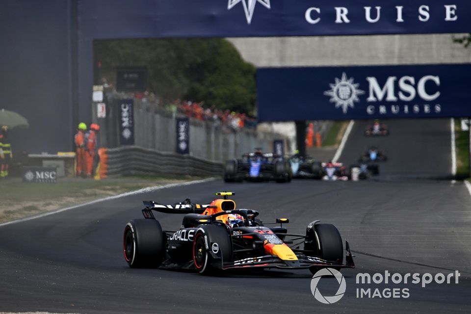 Sergio Perez, Red Bull Racing RB20, Alex Albon, Williams FW46