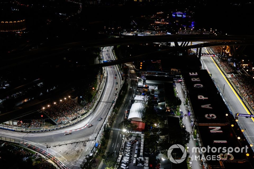 Lando Norris, McLaren MCL38, Max Verstappen, Red Bull Racing RB20, Lewis Hamilton, Mercedes F1 W15, el resto de la parrilla.