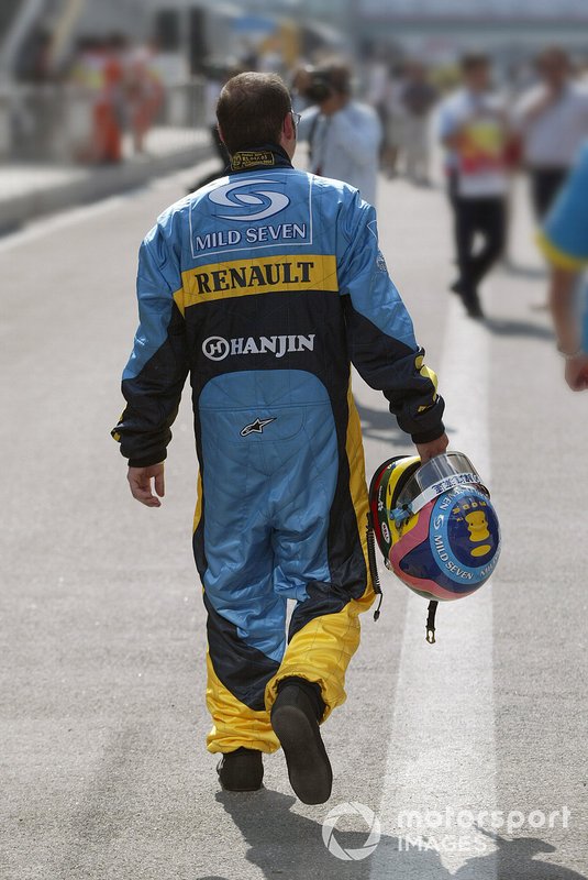 Jacques Villeneuve, Renault F1 Team. back with his trademark baggy overalls