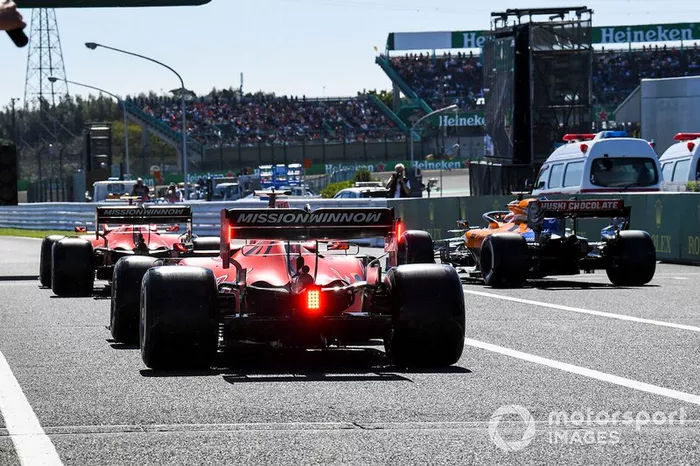 Charles Leclerc, Ferrari SF90, Carlos Sainz Jr., McLaren MCL34, e Sebastian Vettel, Ferrari SF90, in pit lane all'inizio delle Qualifiche