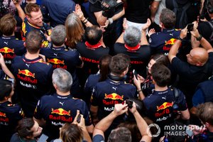 Christian Horner, Director, Red Bull Racing, Toyoharu Tanabe, Director Técnico de F1, Honda, Masashi Yamamoto, Director General, Honda Motorsport, y el equipo Red Bull Honda celebran la victoria
